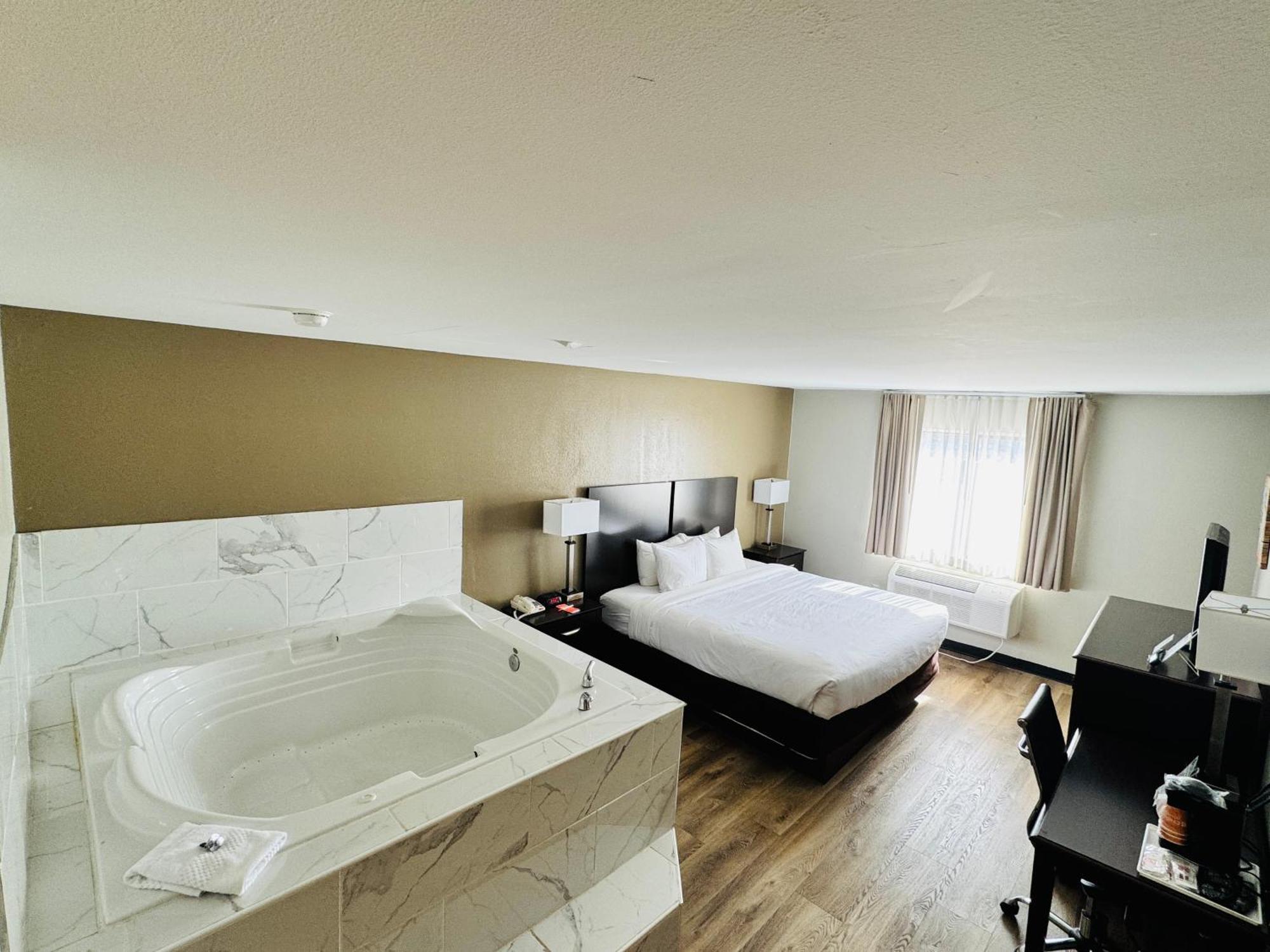 Econo Lodge Inn & Suites Monroe Eksteriør billede