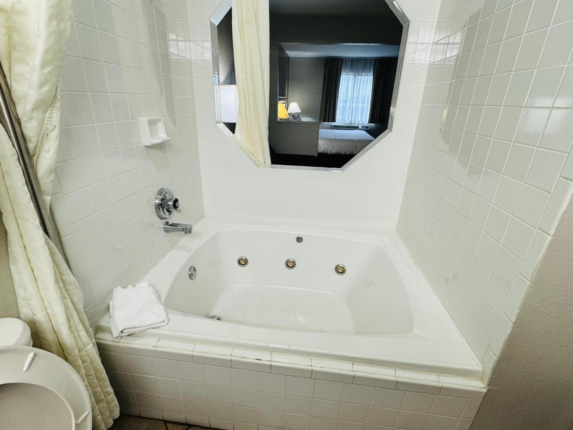 Econo Lodge Inn & Suites Monroe Eksteriør billede