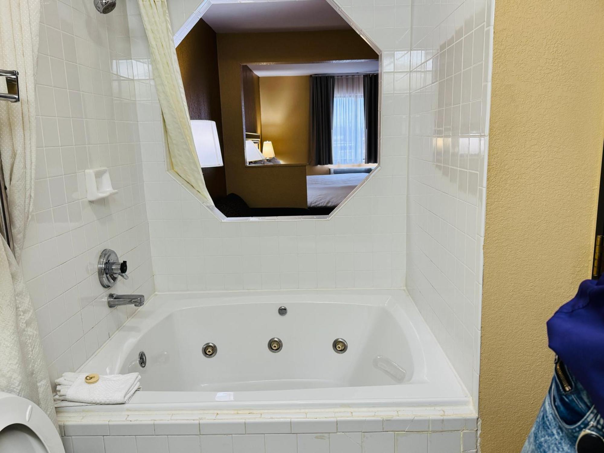 Econo Lodge Inn & Suites Monroe Eksteriør billede